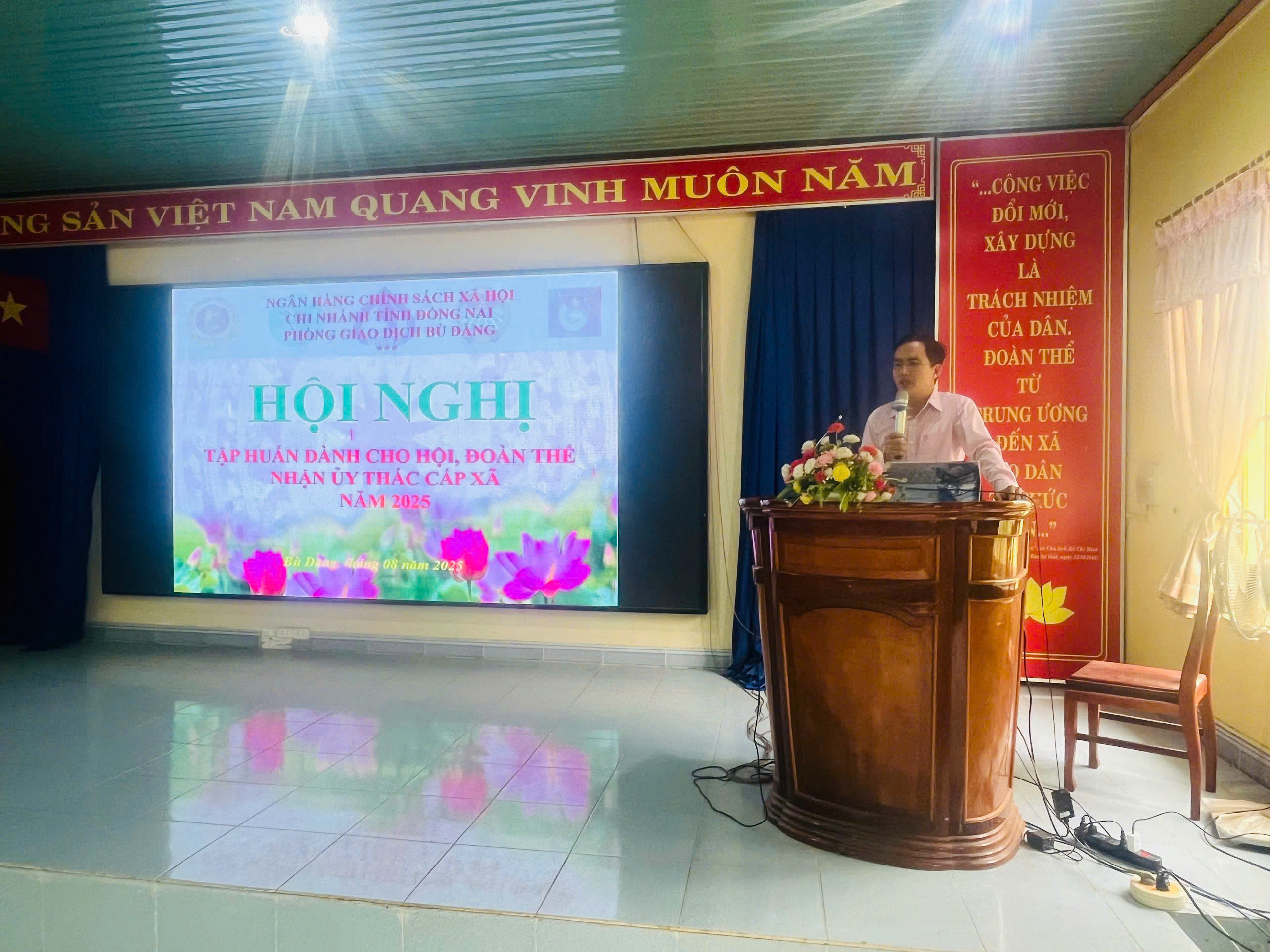 Ông: Hạp Tiến Khoa - GĐ phòng giao dich NHCSXH Bù Đăng triển khai nội dung tập huấn
