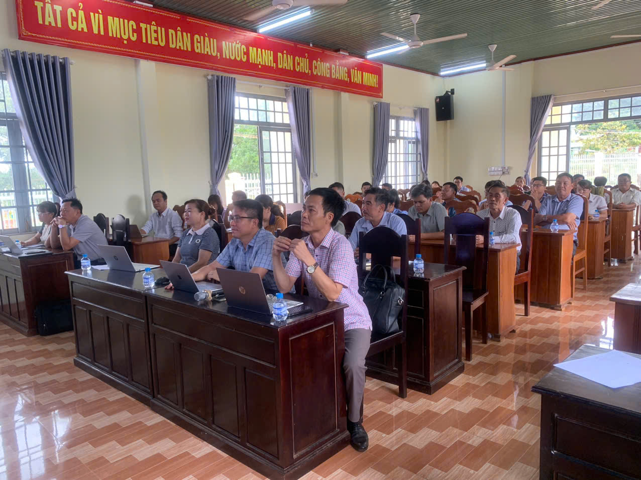 Ồng Lê Xuân Nam - PCT.UBND xã (ở giữa) tham dự buổi tập huấn