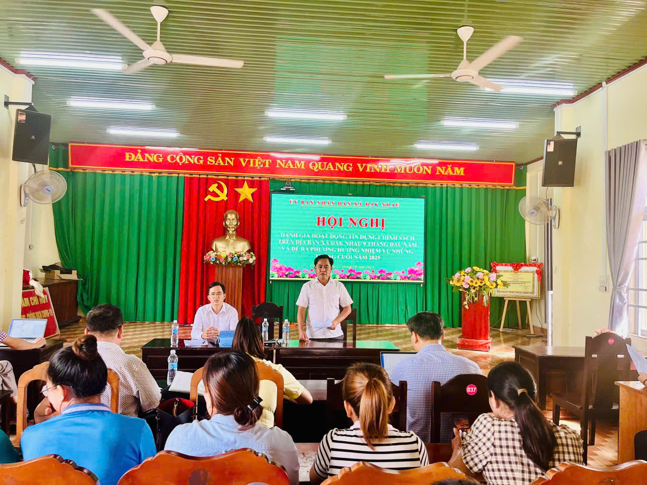 Ông: Hạp Tiến Khoa - GĐ phòng giao dich NHCSXH Bù Đăng và ông: Tô Hoài Nam - CT.UBND xã làm việc với các hộ vay