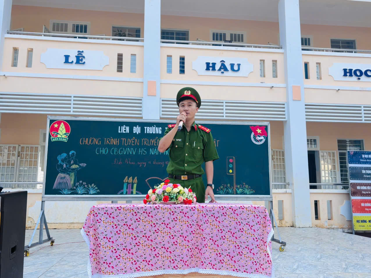 Đ/c Nông Đức Cần - cán bộ Công an xã triển khai nội dung tuyên truyền