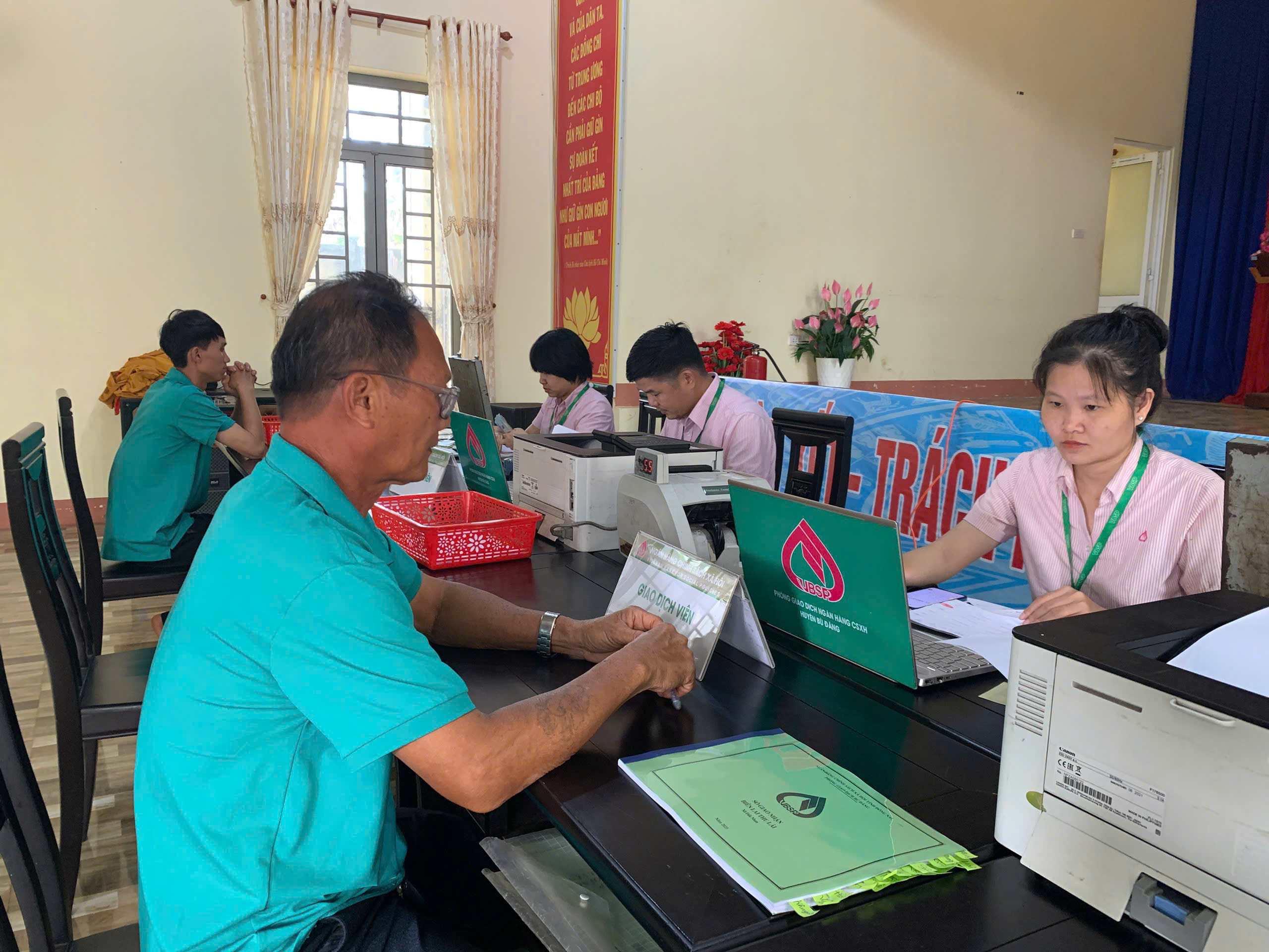 Hoạt động giao dịch xã – Cầu nối tín dụng chính sách đến gần dân, sát dân