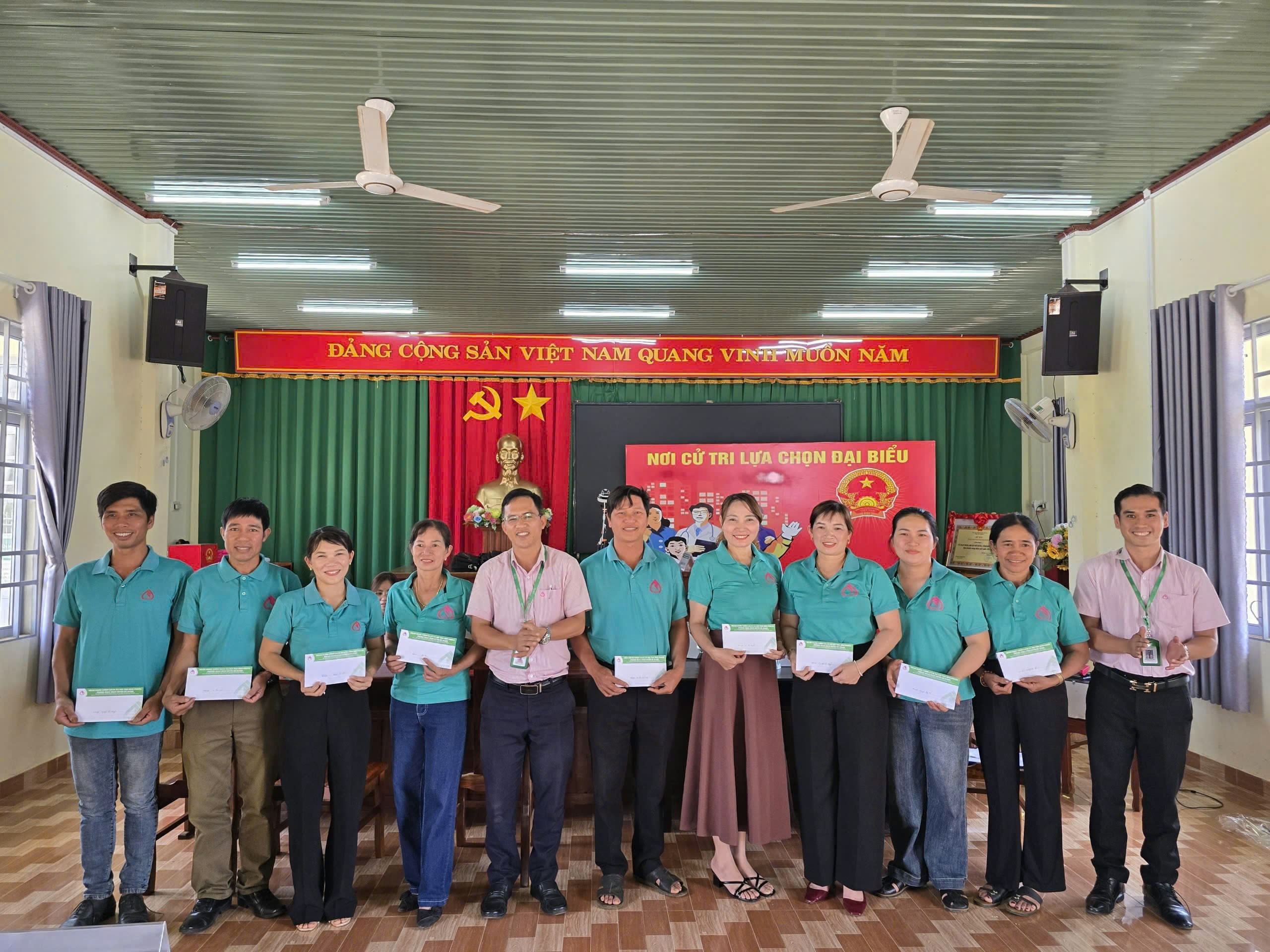 Phòng giao dịch NHCSXH Bù Đăng khen thưởng tập thể, cá nhân đã có thành tích đóng góp trong thực hiện tín dụng chính sách xã hội năm 2025 tại xã Đak Nhau